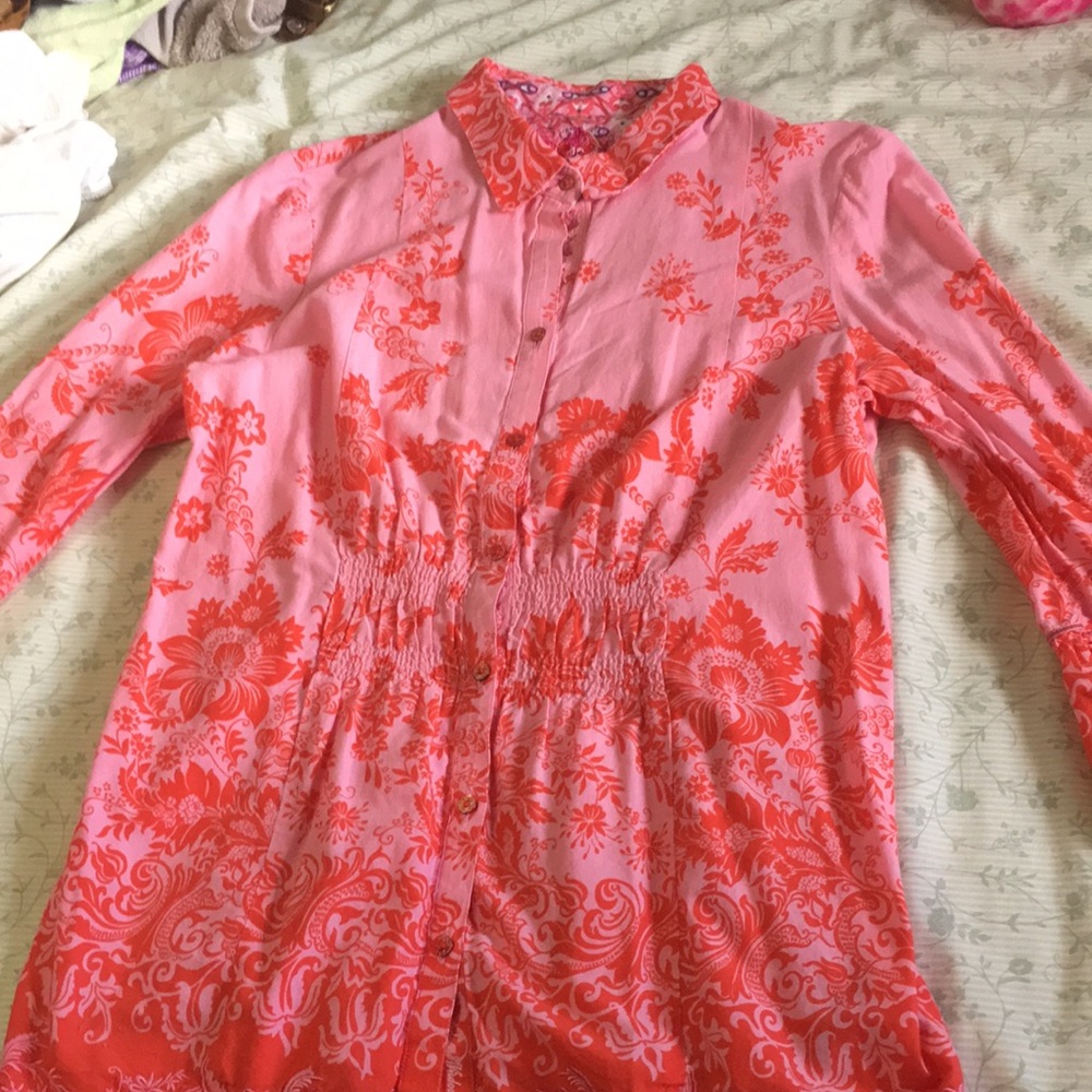 Women’s button down shirt pink medium.